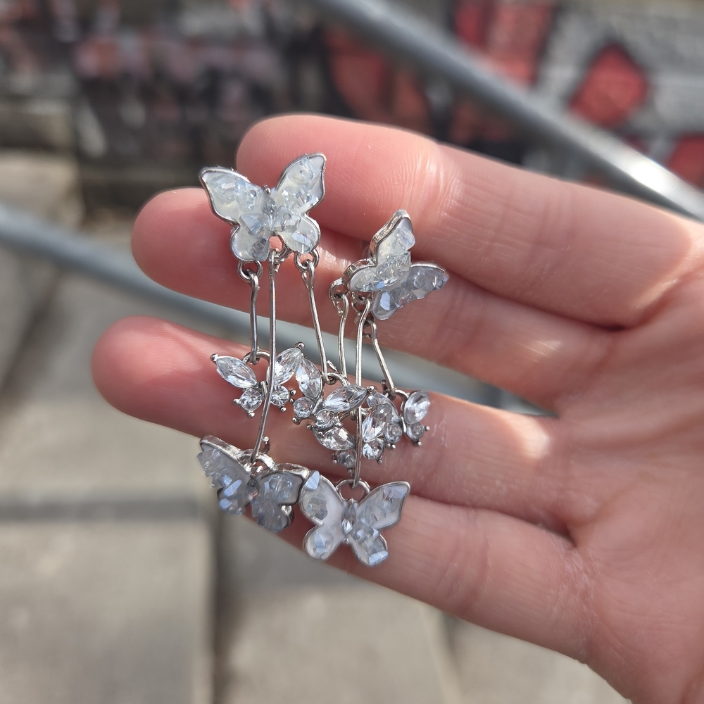 Butterfly Dangle Earrings NWOT - Picture 2 of 2